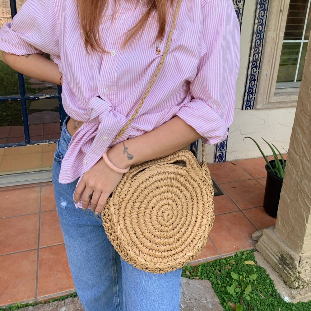 Straw Woven crossbody with zipper.